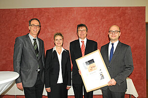 Presentation of the Oswald Külpe Prize 2017 (from left): the laudators Paul Pauli and Andrea Kübler, laureate Jan Born and Director of the institute Roland Deutsch (Photo: Robert Emmerich)